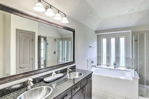 Ένα μπάνιο στο Family-Friendly Spring Townhouse with Backyard!