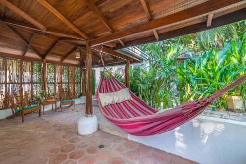 a hammock hanging from a roof in a house at Hotel Pasatiempo in Tamarindo
