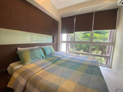 Ліжко або ліжка в номері Miranda 311B 2br at Pico de Loro by Raquel's Place