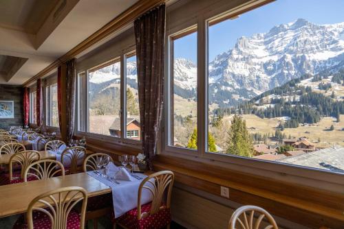 A restaurant or other place to eat at Chalet-Hotel Beau-Site