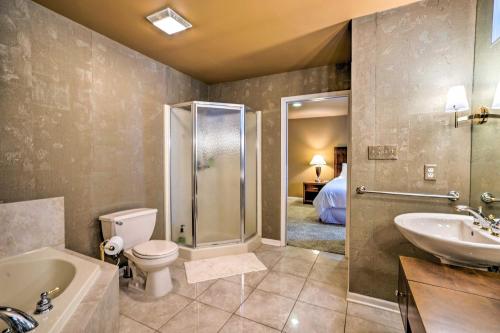 une salle de bain avec une douche, des toilettes et un lavabo dans l'établissement Immaculate Family Townhome - Walk to Beach!, à Gary