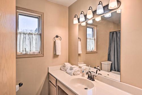 Ένα μπάνιο στο Charming Buena Vista Home with Hot Tub and Deck!