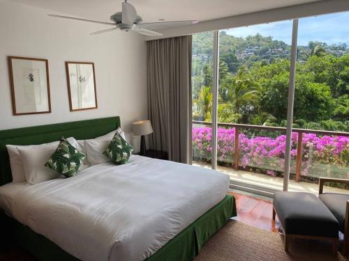 Postel nebo postele na pokoji v ubytování Beachfront 2 BR Luxury Condo Chava Surin