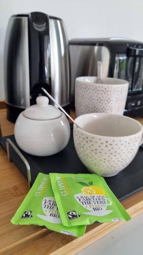 a counter top with a bowl and a coffee pot at Appartement 2 chambres, avec jardin, grande terrasse, Barbecue, 8 min du centre ville in Fort-de-France