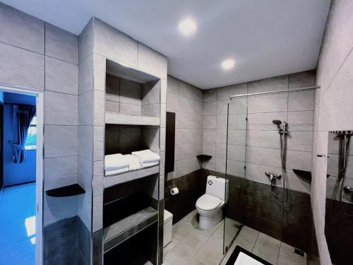 La salle de bains est pourvue de toilettes et d'une douche en verre. dans l'établissement Hideaway Resort Banchang, à Ban Chang