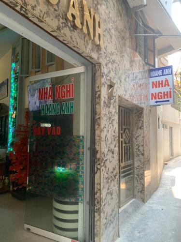 ein Geschäft mit einem Schild an der Seite eines Gebäudes in der Unterkunft Nhà nghỉ Hoàng Anh in Haiphong