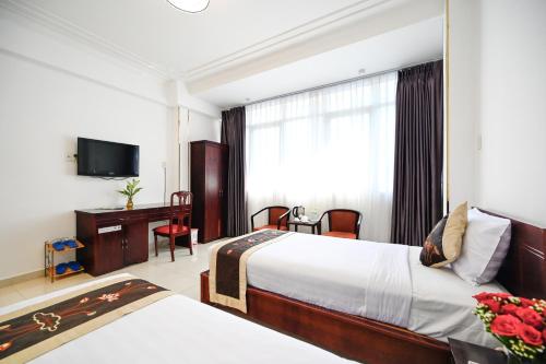 Giường trong phòng chung tại TN Central Hotel