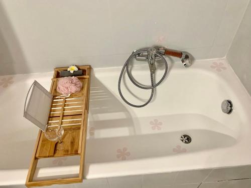 d'une baignoire avec un robinet et une étagère en bois. dans l'établissement Luxurious Studio in Cannes 450m from sea with Terrace and Air Conditioning and private Parking, à Cannes