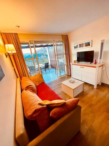 un salon avec un canapé et une télévision dans l'établissement Cap Esterel Studio Cabine  Vue Sur L'esterel  Réf C5 329, à Saint-Raphaël