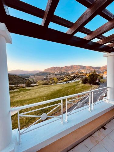 un balcon avec vue sur les montagnes dans l'établissement Cap Esterel Studio Cabine  Vue Sur L'esterel  Réf C5 329, à Saint-Raphaël