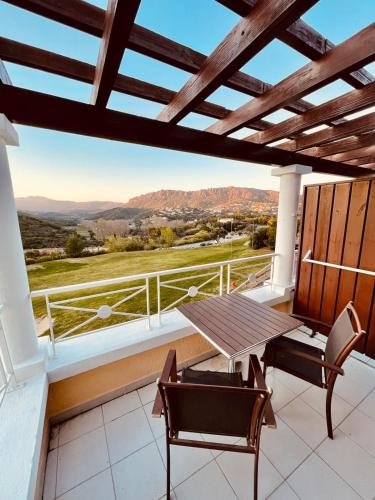 une table et des chaises sur un balcon avec vue dans l'établissement Cap Esterel Studio Cabine  Vue Sur L'esterel  Réf C5 329, à Saint-Raphaël