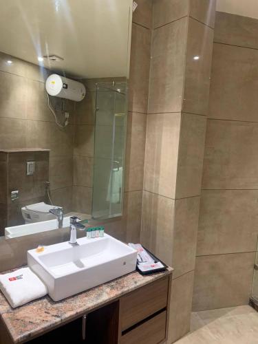 un baño con lavabo y espejo en Mastiff Hotel, Dalhousie, en Banikhet