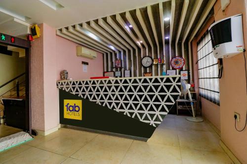 TV a/nebo společenská místnost v ubytování FabExpress Yug Villa Karol Bagh