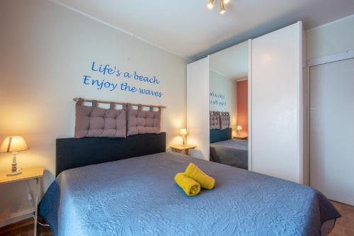 デ・パンネにあるVakantie appartement SAHARA - residentie Lindo IIの黄色い枕が2つ付いたベッドのある寝室