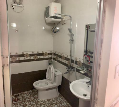 ein kleines Badezimmer mit Toilette und Waschbecken in der Unterkunft Nhà nghỉ Hoàng Anh in Haiphong