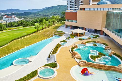 uma imagem da piscina num resort em Sono Felice Delpino em Sokcho