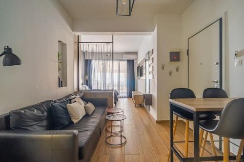 Zona d'estar a Super Stylish Apartments in the Heart of Athens!