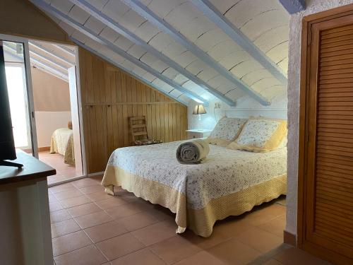 Tempat tidur dalam kamar di La Olivera APARTHotel Rural Suites bañera hidro o Jacuzzi privados