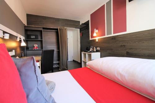 a hotel room with a bed and a desk with a desk at MY HOME Hotel Lamm Rottweil "Smart Home" in Rottweil