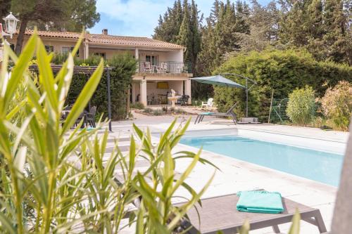 une villa avec piscine et une maison dans l'établissement Villa les cigales, à Ouveillan