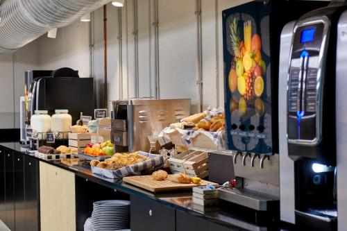 Jídlo v hostelu nebo okolí