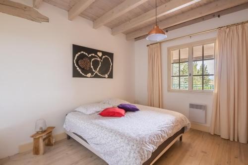 Un pat sau paturi într-o cameră la Villa les cigales