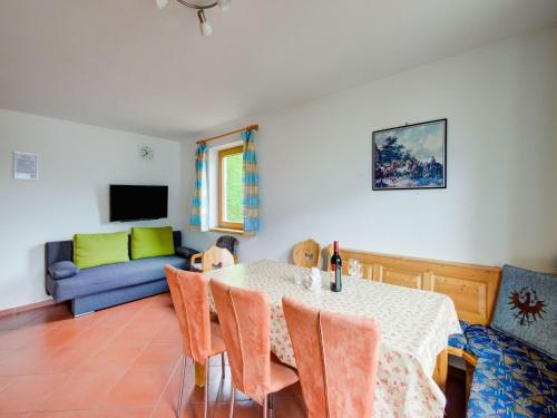 Televízia a/alebo spoločenská miestnosť v ubytovaní Scenic Apartment in Tirol with Garden