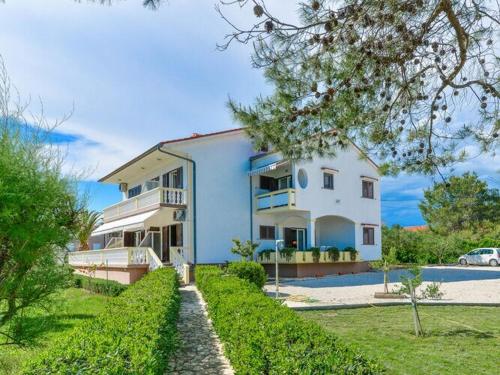 Apartments in House Liveric, in Vir at the beach