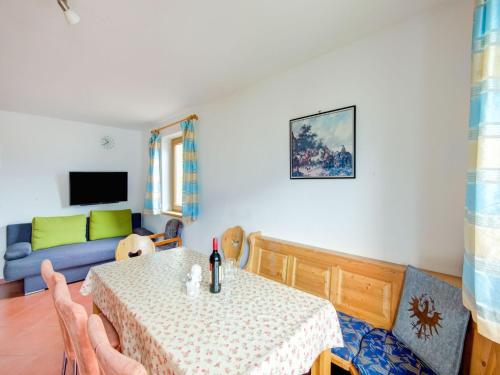 Televízia a/alebo spoločenská miestnosť v ubytovaní Scenic Apartment in Tirol with Garden
