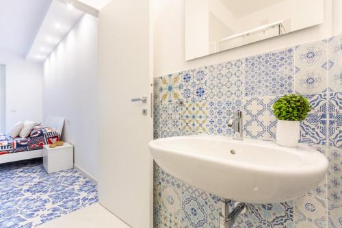 a bathroom with a sink and blue and white tiles at Appartamento Sole Alto Plus 2P - MyHo Casa in Vasto