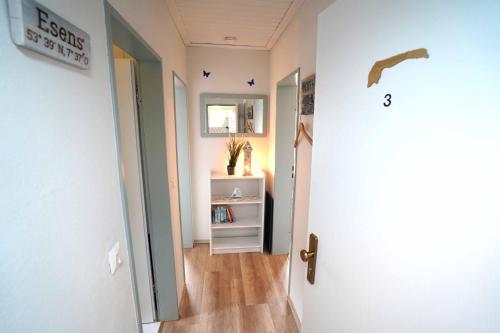 einen Flur mit Tür zu einem Zimmer in der Unterkunft Ferienwohnung Langeoog in Neuharlingersiel