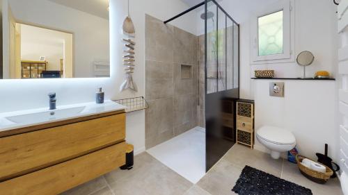une salle de bain avec un lavabo, une douche et des toilettes dans l'établissement Appartement T2 : Jardin, Piscine, Parking à Sainte-Maxime, à Sainte-Maxime