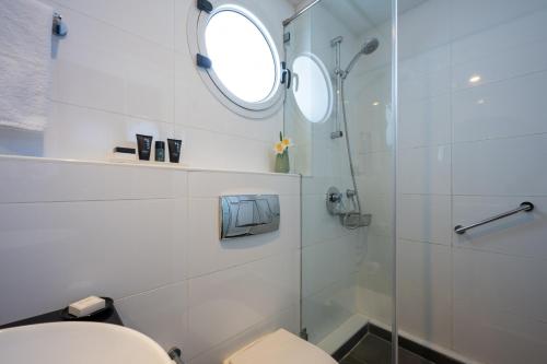 Un baño de Savoy Sea Side Hotel