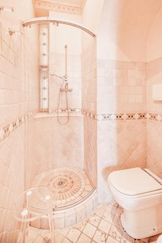 a bathroom with a shower and a toilet at Appartamento fronte mare a Ospedaletti by Wonderful Italy in Ospedaletti