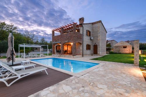 Bazén v ubytování Paradis Villa Stone Queen with Heated Pool nebo v jeho okolí