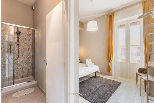 ノートにあるHouse&Villas - Napoli 49 - Mannarazzeのバスルーム(ウォークインシャワー、ウォークインシャワー付)が備わります。