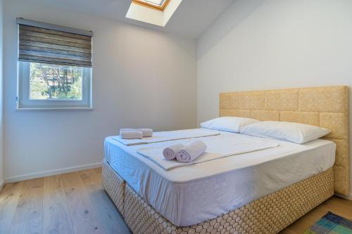 a bedroom with a bed with towels on it at Luxury Landing in Cres