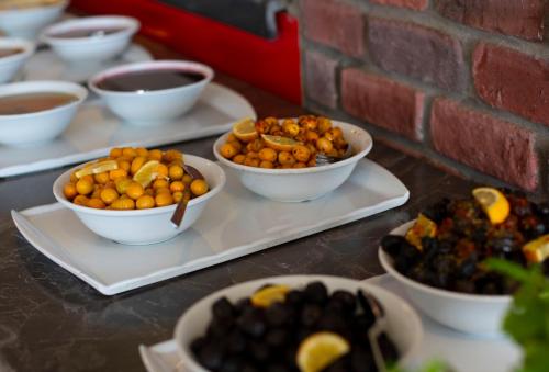 een tafel vol borden en schalen met eten bij Kristal Beach Hotel in Antalya