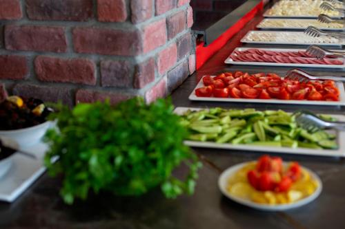 een buffet met tomaten en groenten op een tafel bij Kristal Beach Hotel in Antalya