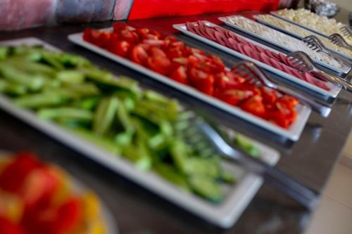 drie schalen met groenten uitgestald in een buffet bij Kristal Beach Hotel in Antalya