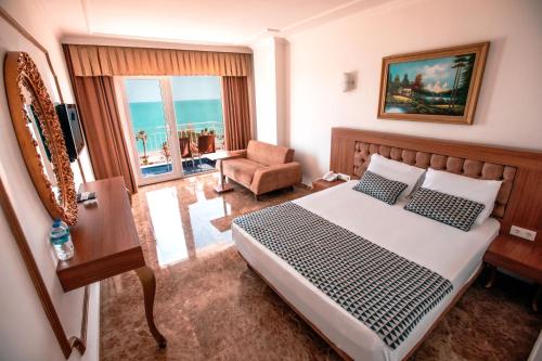 Postel nebo postele na pokoji v ubytování Kristal Beach Hotel