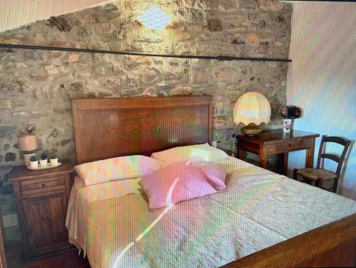 1 dormitorio con 1 cama con 2 almohadas rosas en La Terrazza sulle Apuane, en Fivizzano