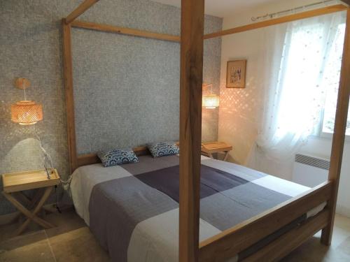 une chambre avec un lit à baldaquin et une fenêtre dans l'établissement Holiday Home Vaison with Private Pool, à Vaison-la-Romaine