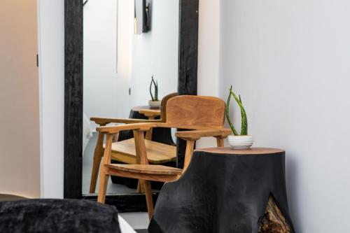 sala de estar con silla y mesa en She Mykonos - Luxury Apartments en Mykonos ciudad