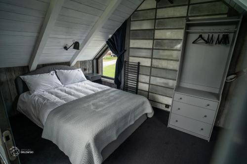 ein Schlafzimmer mit einem Bett und einer Kommode in einem Zimmer in der Unterkunft Szopa in Ustrzyki Dolne