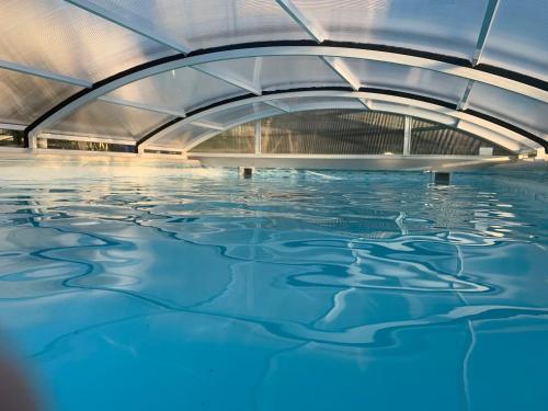 une piscine avec de l'eau bleue dans un immeuble dans l'établissement CALME VILLA DANS GOLF - PISCINE PRIVEE SECURISEE, à Montboucher-sur-Jabron