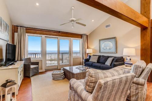 sala de estar con sofá y TV en Oceanfront Pet Friendly Unit, en Fernandina Beach