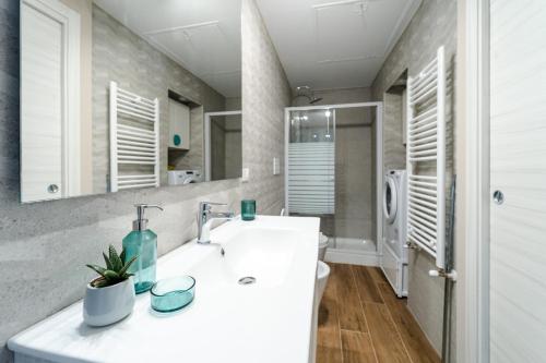 Kylpyhuone majoituspaikassa [Catania Center] Modern Apartment