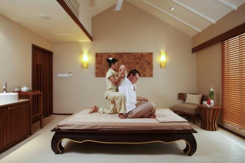 Hosté ubytování Centara Ras Fushi Resort & Spa Maldives - 50 percent discount on transfers for min 4 nights stay and more, valid for reservations between 11th Feb till 22 Dec 2025