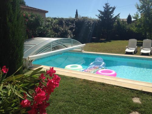 una piscina en un patio con fideos en CALME VILLA DANS GOLF - PISCINE PRIVEE SECURISEE, en Montboucher-sur-Jabron